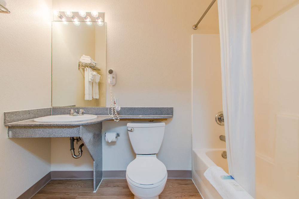Intown Suites Extended Stay Colorado Springs Ruang foto