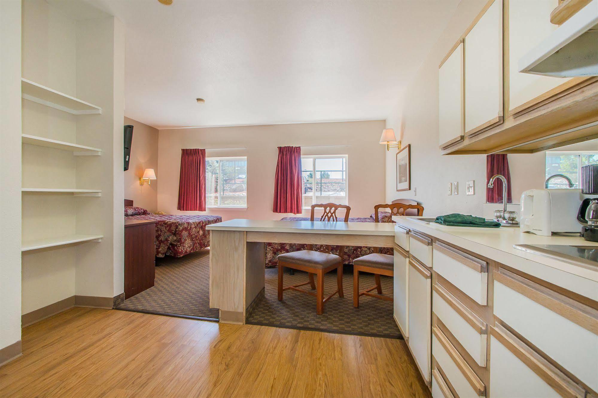 Intown Suites Extended Stay Colorado Springs Bagian luar foto