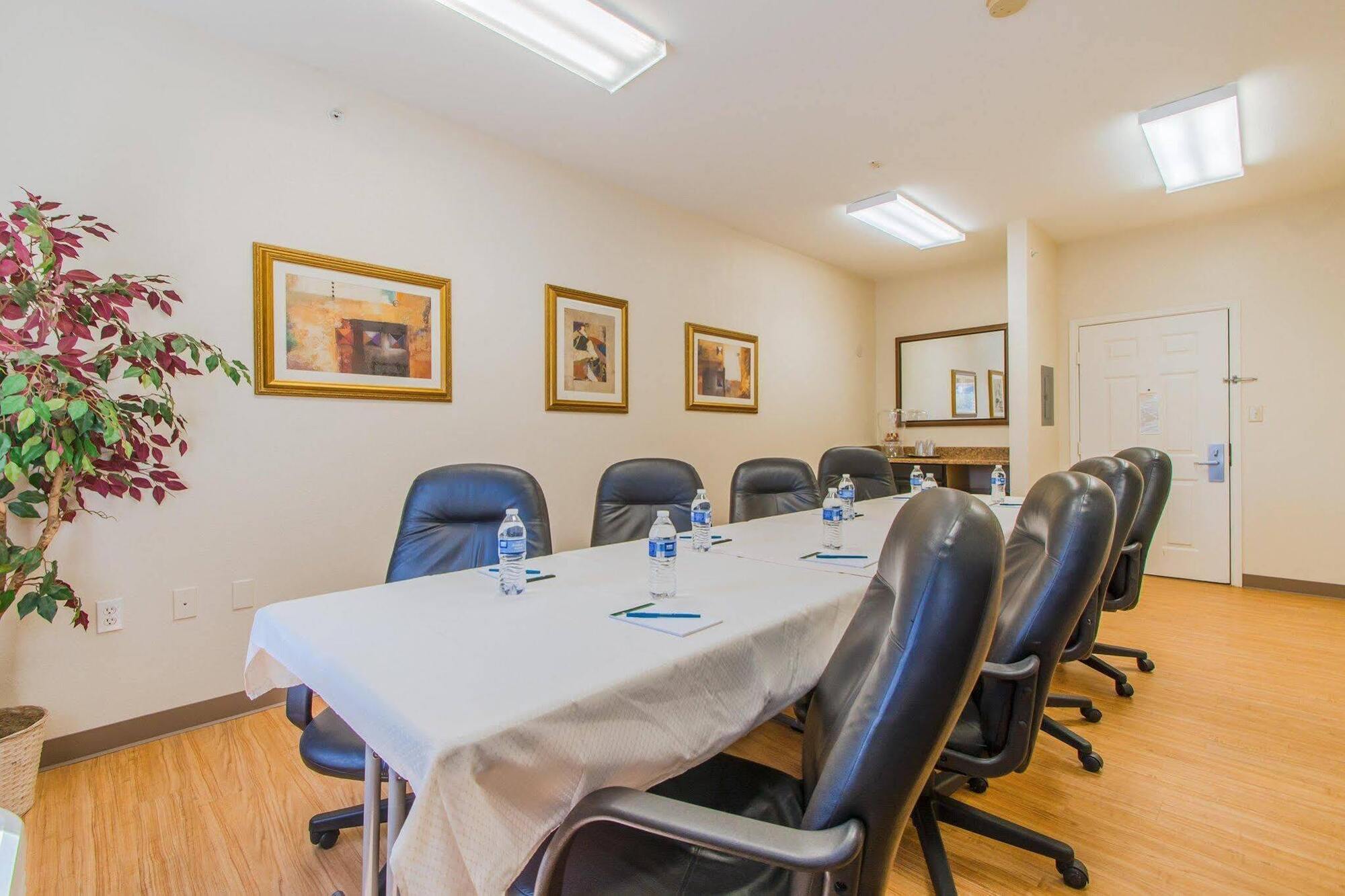 Intown Suites Extended Stay Colorado Springs Bagian luar foto
